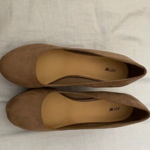 Women’s size 7.5 apt9 wedge heels